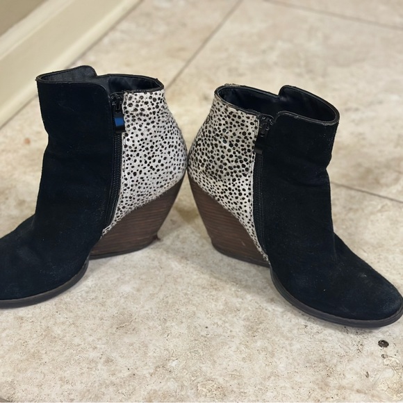 Very Volatile Wedge Animal Print Bootie! Size 7.5 - Picture 1 of 6